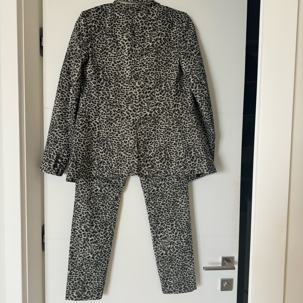 Banana Republic Metallic
Leopard Long Blazer size 4 and matching pants size 2 - Picture 4 of 12